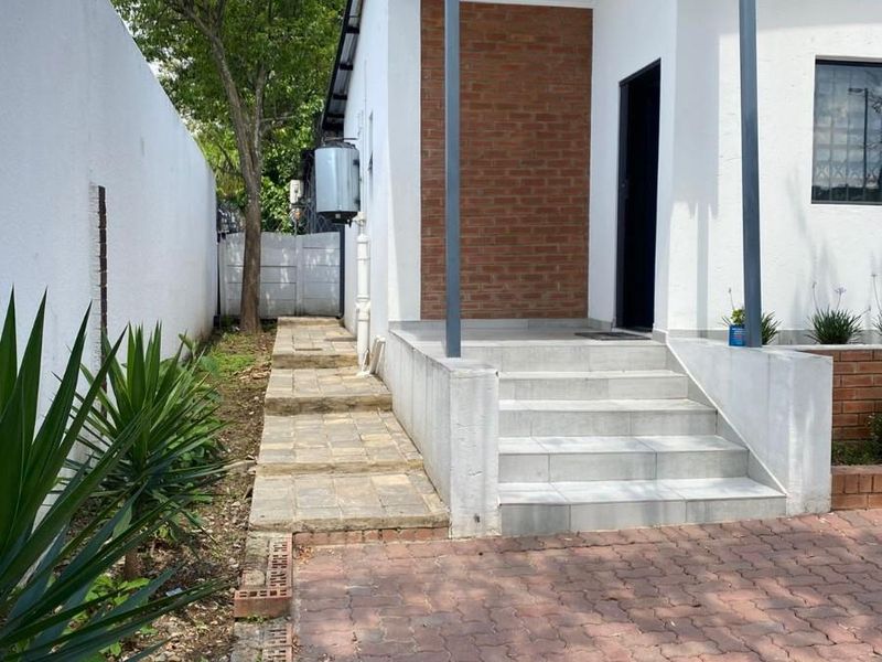 Cottage To Rent in Wendywood, Sandton - Photo 2