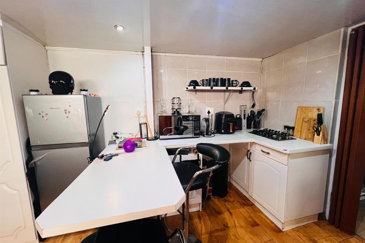 Bachelor apartment To Rent in Plattekloof 3, Plattekloof, Parow - Photo 4