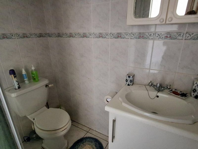 Modern Spacious Sea-View Apartment in Prime Uvongo Location - Photo 9