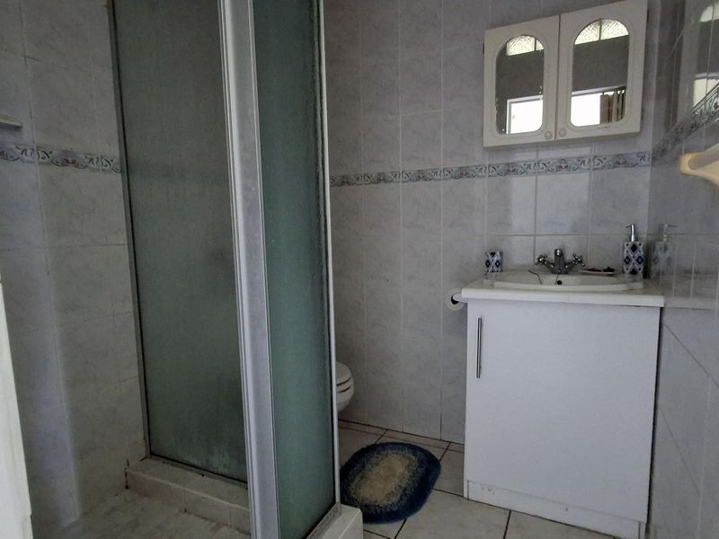 Modern Spacious Sea-View Apartment in Prime Uvongo Location - Photo 8
