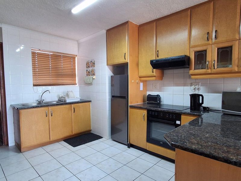 Modern Spacious Sea-View Apartment in Prime Uvongo Location - Photo 2