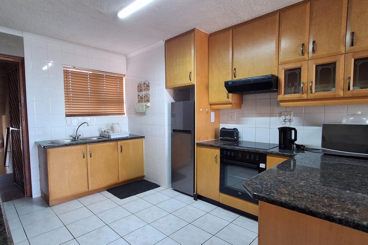 Modern Spacious Sea-View Apartment in Prime Uvongo Location - Photo 2