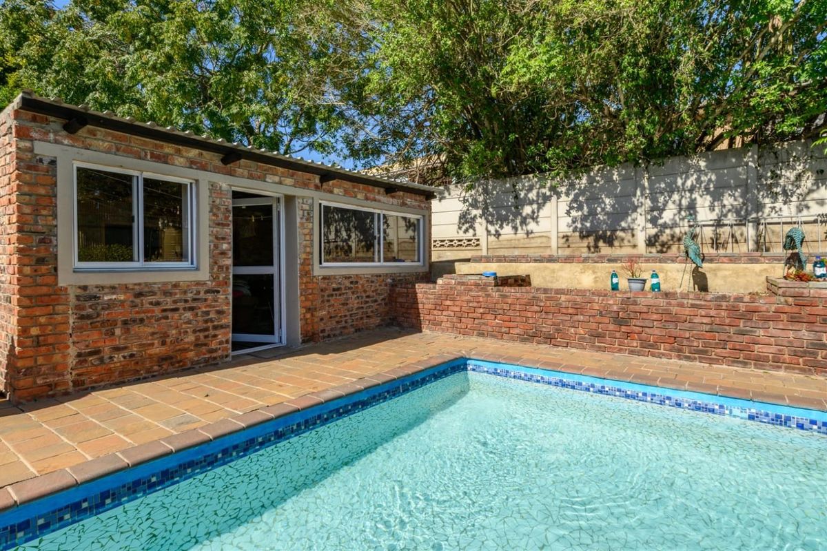 Large family home For Sale in Westering, Port Elizabeth - Photo 3