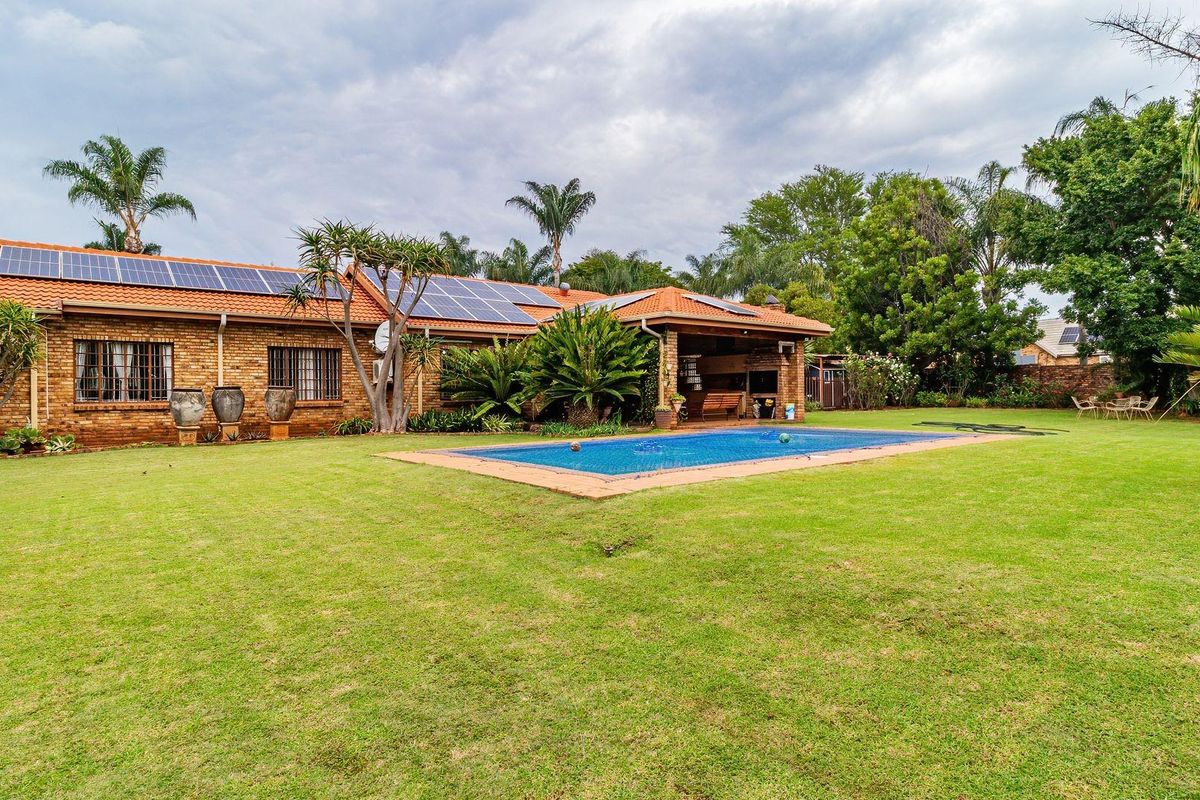 Spacious Multi-Home Property For Sale in Theresapark, Akasia, Pretoria - Photo 2