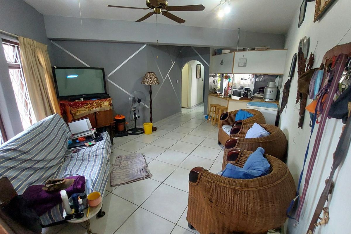 Pet-Friendly Coastal Apartment Steps from Manaba Beach - Photo 2