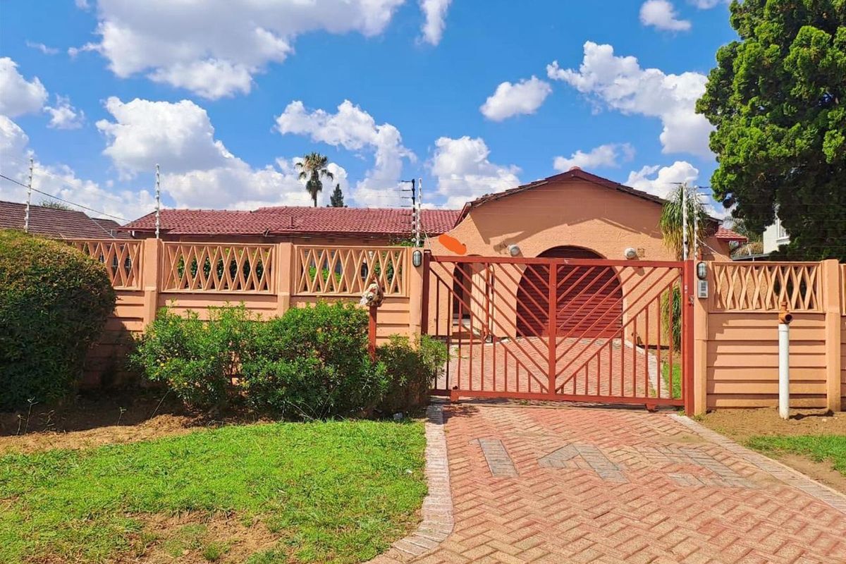 3 Bedrom house For Sale in Brackendowns Alberton, Gauteng - Photo 2