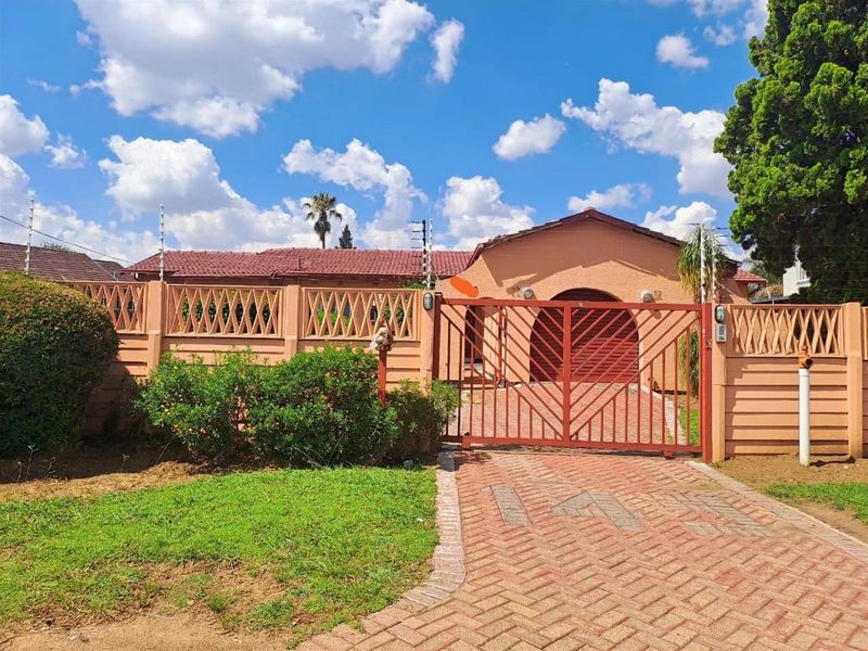 3 Bedrom house For Sale in Brackendowns Alberton, Gauteng - Photo 2
