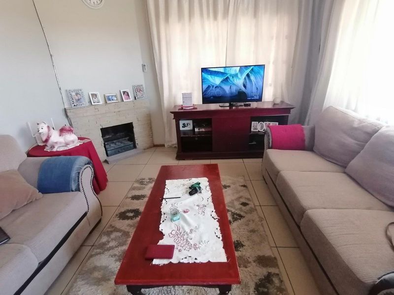 The Heart of Home: Where Comfort Meets Endless Potential in Riviera, Kimberley - Photo 8