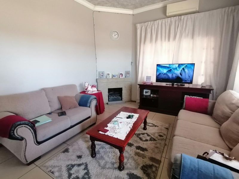 The Heart of Home: Where Comfort Meets Endless Potential in Riviera, Kimberley - Photo 7