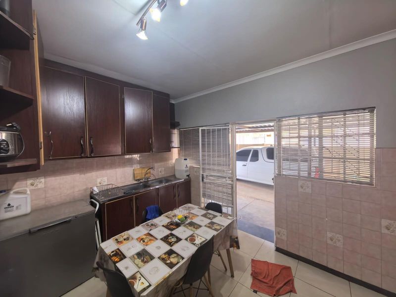 The Heart of Home: Where Comfort Meets Endless Potential in Riviera, Kimberley - Photo 4