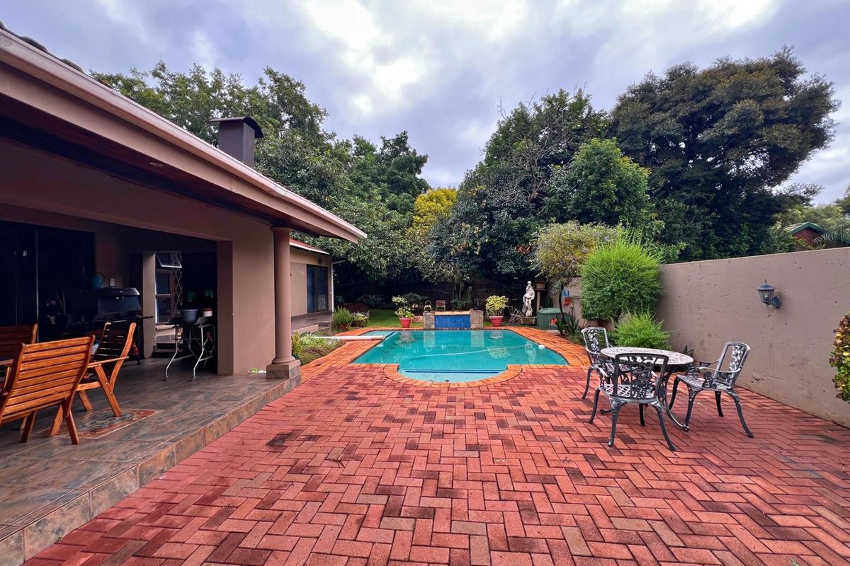 5 Bedroom, Spacious Family Home in Rooihuiskraal, Centurion - Photo 2