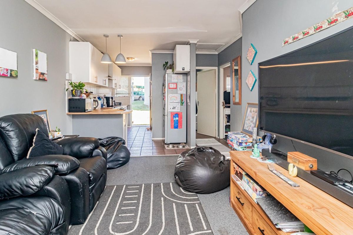 Modern Ground Floor Townhouse in Security Estate - Photo 2