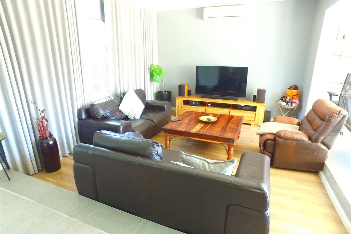 Three bedroom Family home for sale in Oakdene, Kuilsriver - Photo 5