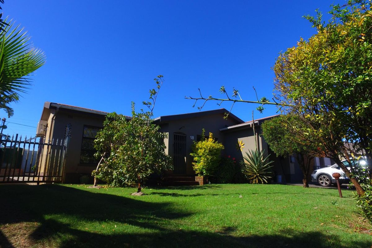 Three bedroom Family home for sale in Oakdene, Kuilsriver - Photo 2