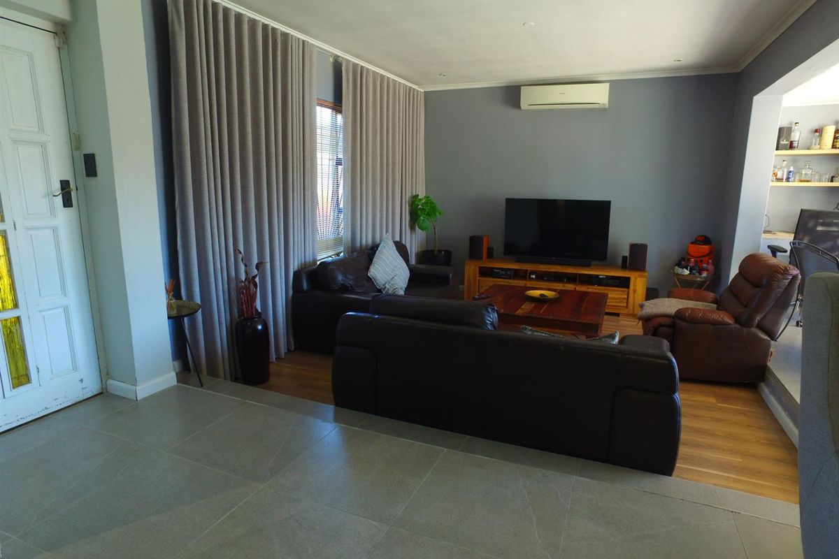 Three bedroom Family home for sale in Oakdene, Kuilsriver - Photo 4