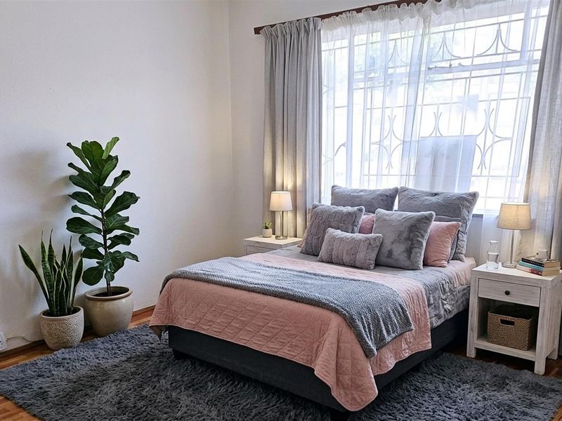 Large Family Home, Central and Peaceful Location - Photo 6