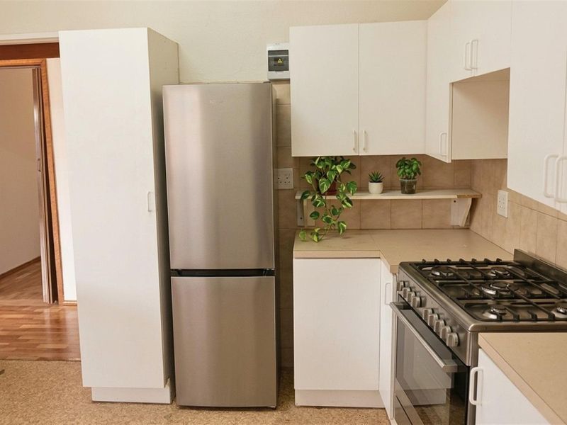 Large Family Home, Central and Peaceful Location - Photo 4