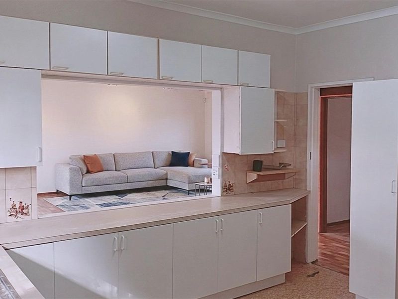 Large Family Home, Central and Peaceful Location - Photo 3