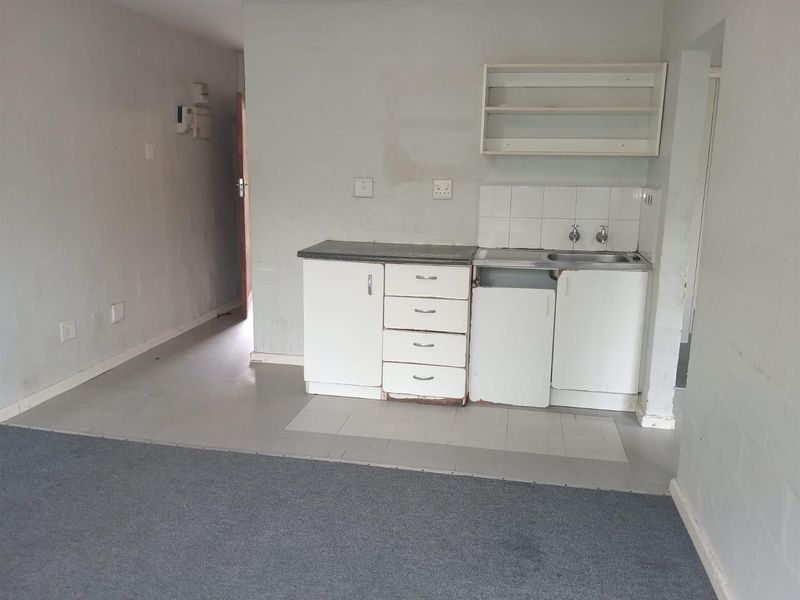 3 Bedroom Apartment in Amalinda - Photo 3