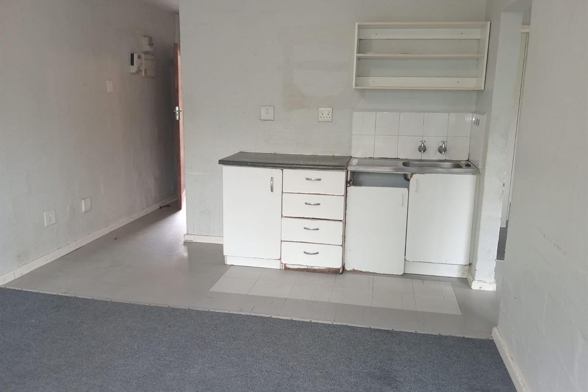 3 Bedroom Apartment in Amalinda - Photo 3