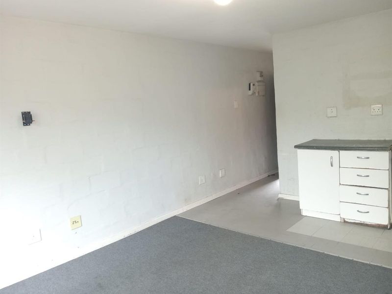 3 Bedroom Apartment in Amalinda - Photo 4