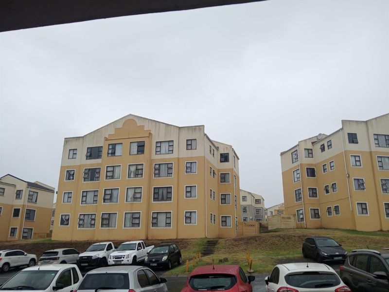 3 Bedroom Apartment in Amalinda - Photo 2