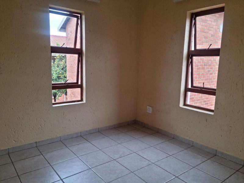 Gorgeous 3 Bedroom Apartment in Amorosa Available to Rent Immediately - Photo 9