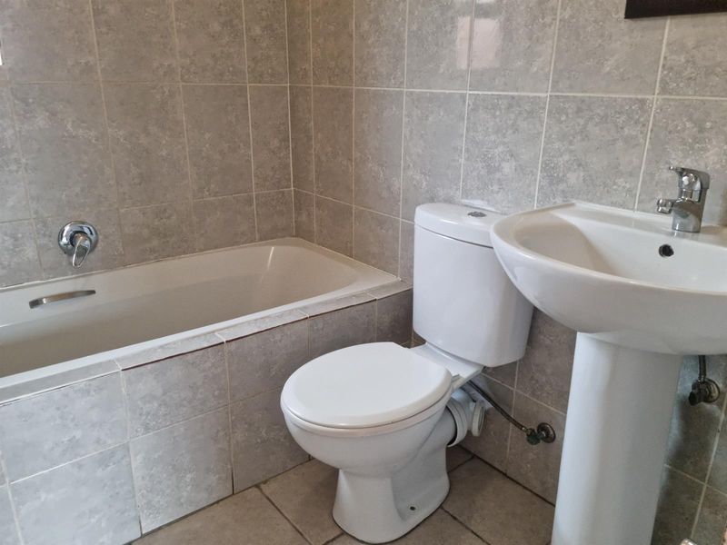 Gorgeous 3 Bedroom Apartment in Amorosa Available to Rent Immediately - Photo 8