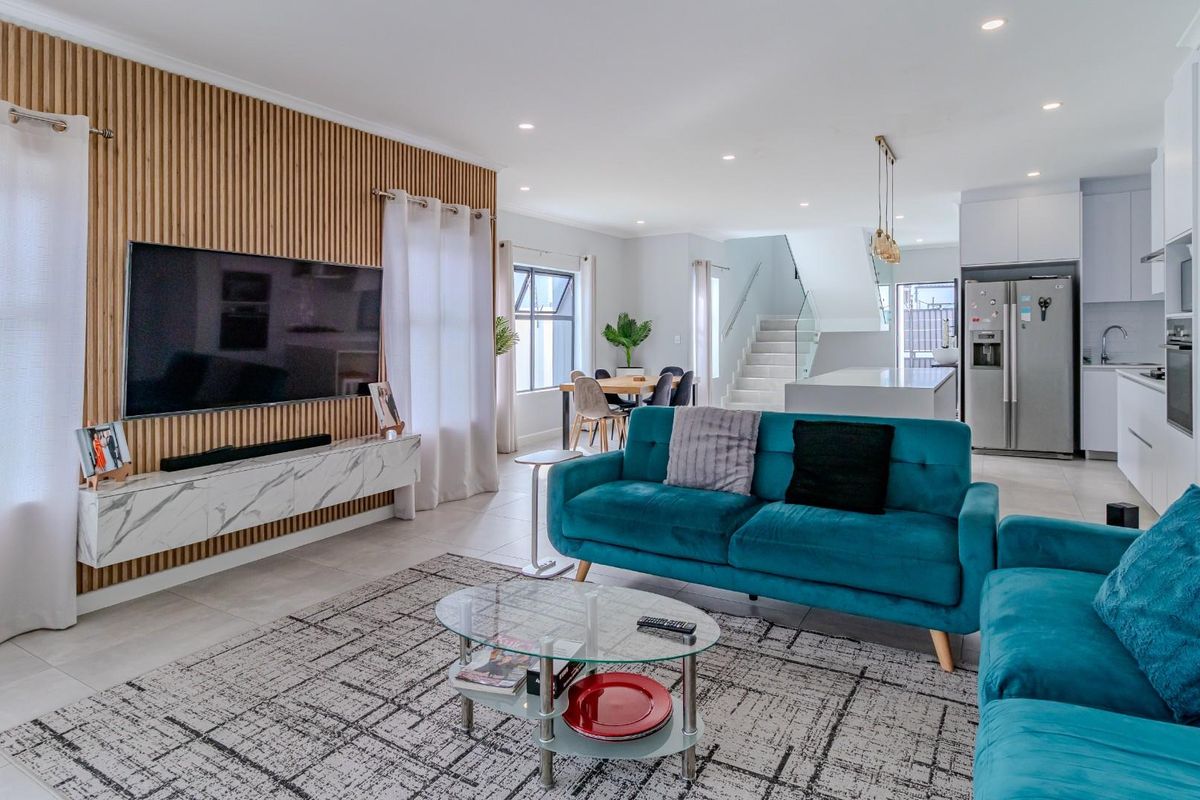 Four bedroom House for Sale in Sandown - Photo 2