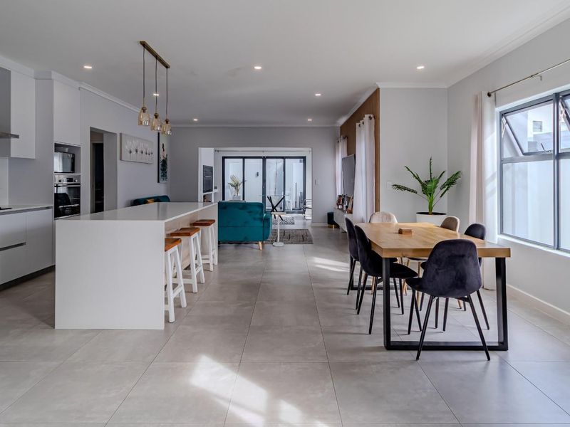 Four bedroom House for Sale in Sandown - Photo 9