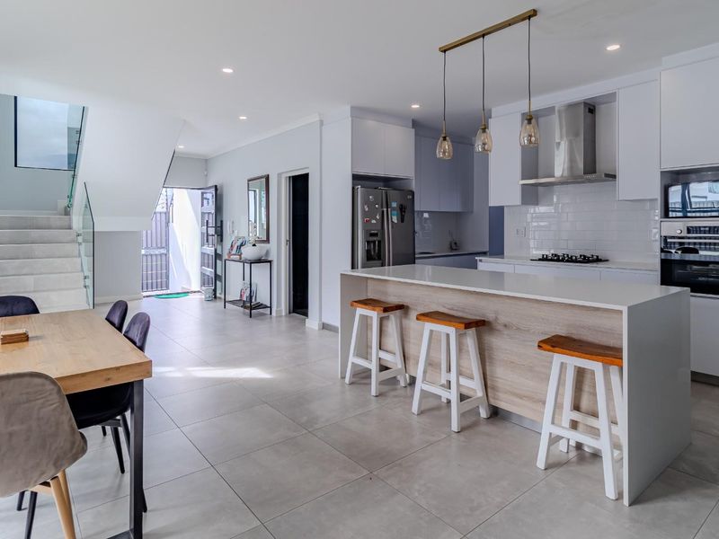 Four bedroom House for Sale in Sandown - Photo 8