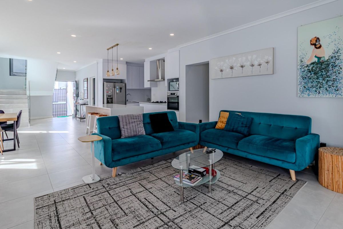 Four bedroom House for Sale in Sandown - Photo 3