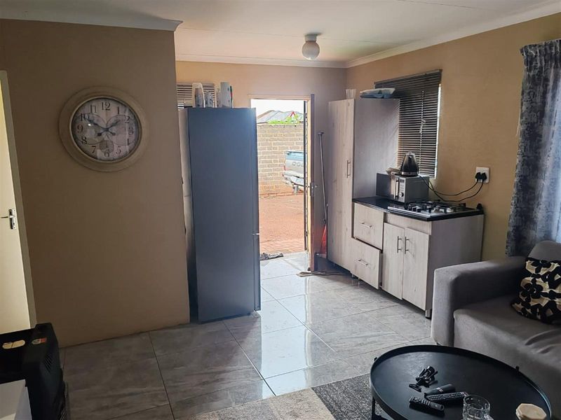 3-Bedroom House for Sale in Klerksoord, Akasia, Gauteng - Photo 4