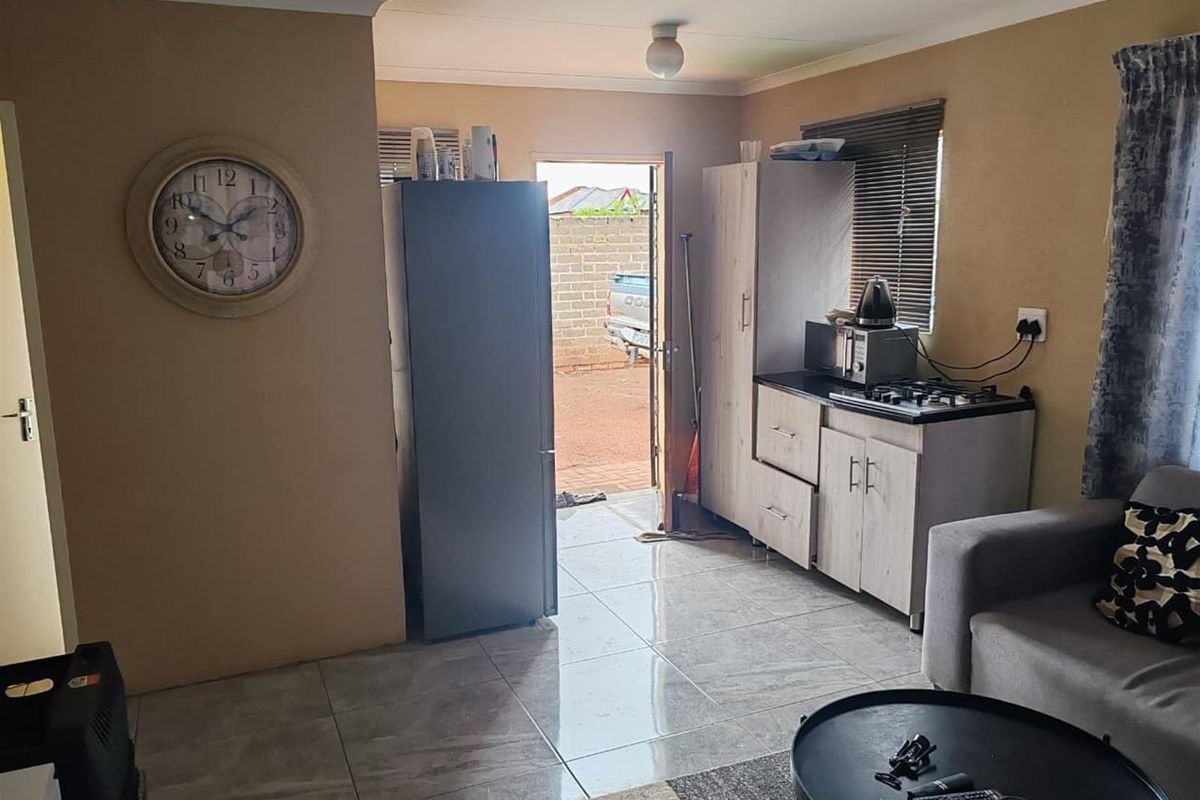 3-Bedroom House for Sale in Klerksoord, Akasia, Gauteng - Photo 4