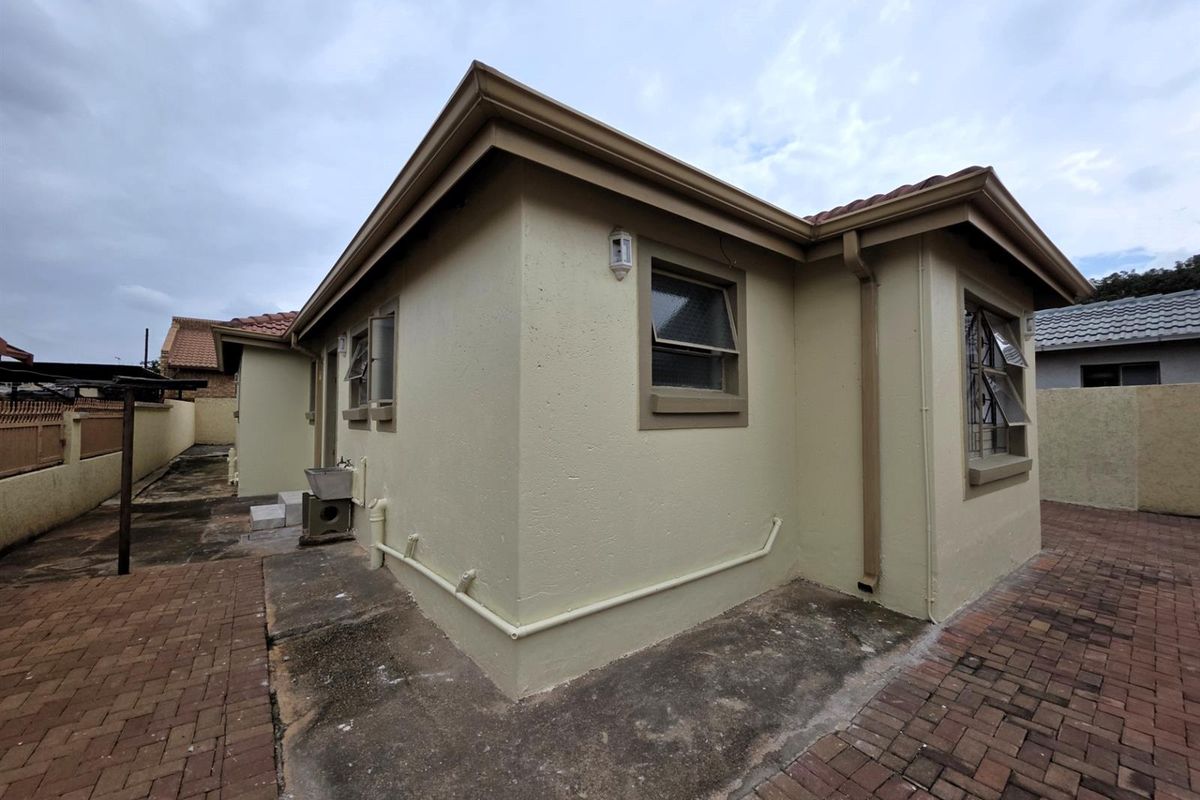 Well-Located 3 Bedroom Home in Philip Nel Park - Move-In Ready - Photo 3