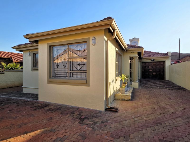 Well-Located 3 Bedroom Home in Philip Nel Park - Move-In Ready - Photo 3