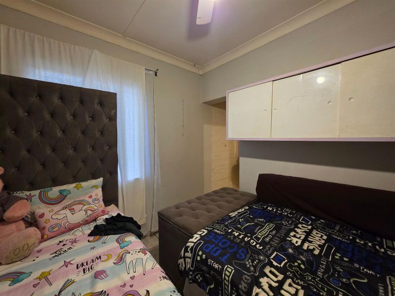 Spacious Family Home with Cottage in Uitsig, - Photo 7