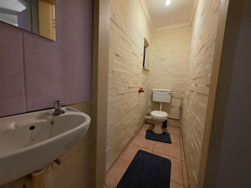 Spacious Family Home with Cottage in Uitsig, - Photo 10