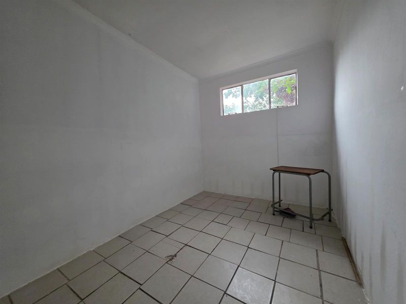 Spacious Family Home with Cottage in Uitsig, - Photo 9