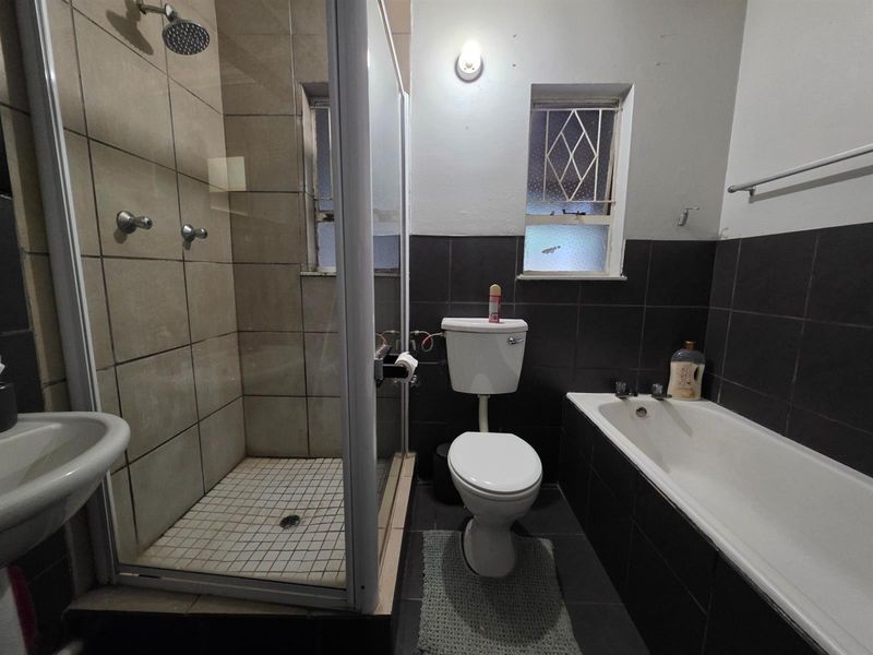 Spacious Family Home with Cottage in Uitsig, - Photo 8