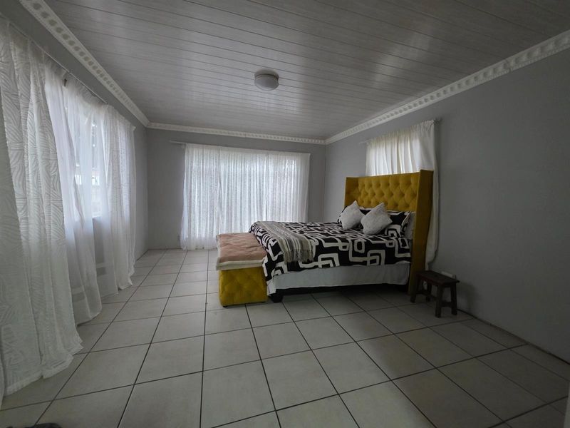 Spacious Family Home with Cottage in Uitsig, - Photo 5