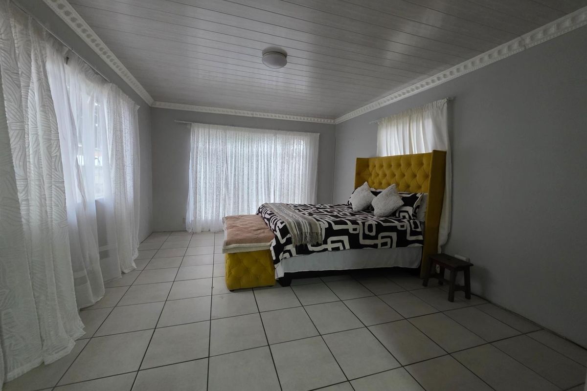Spacious Family Home with Cottage in Uitsig, - Photo 5