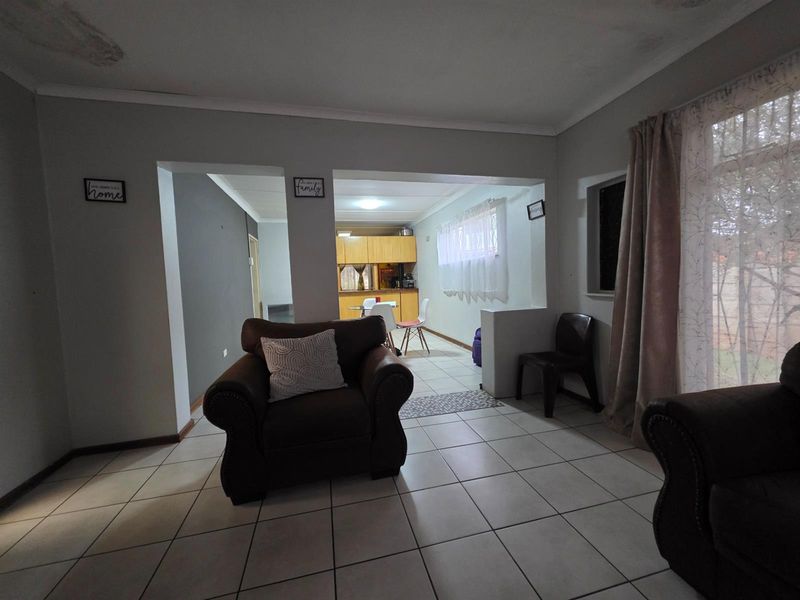 Spacious Family Home with Cottage in Uitsig, - Photo 4