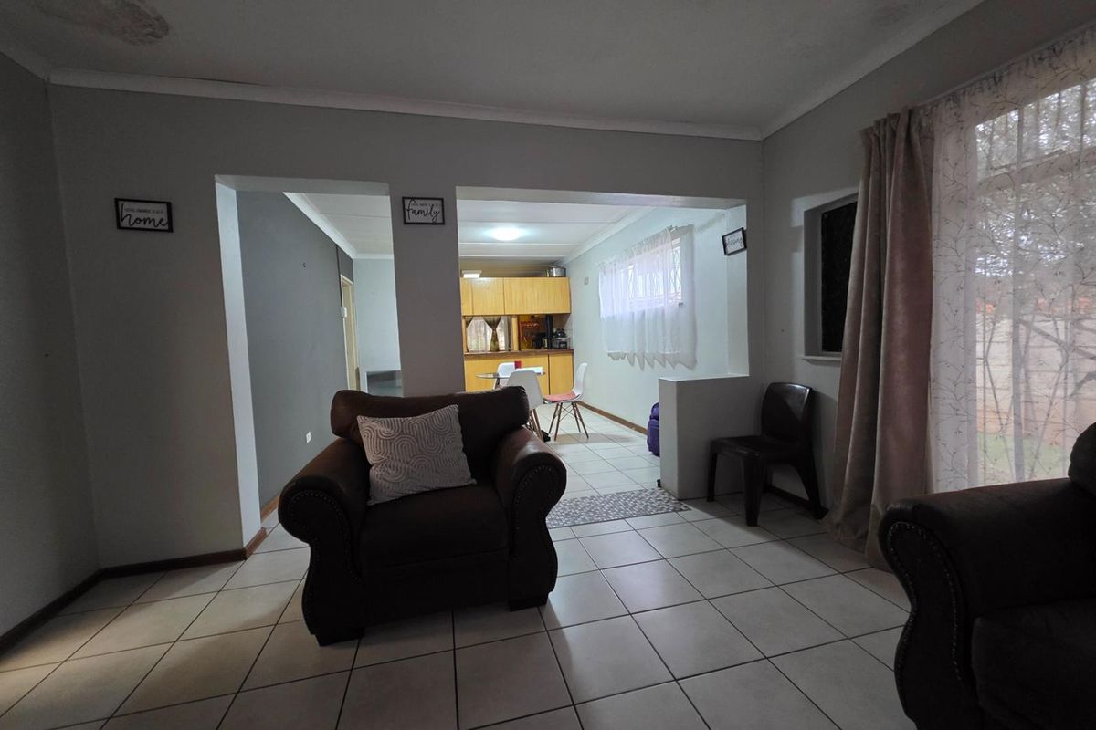 Spacious Family Home with Cottage in Uitsig, - Photo 4