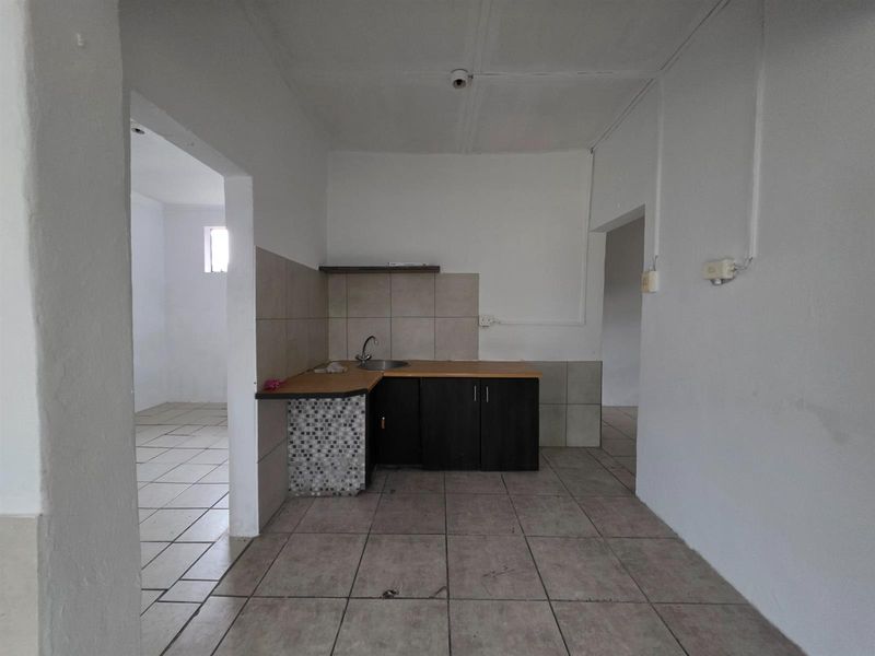 Spacious Family Home with Cottage in Uitsig, - Photo 3