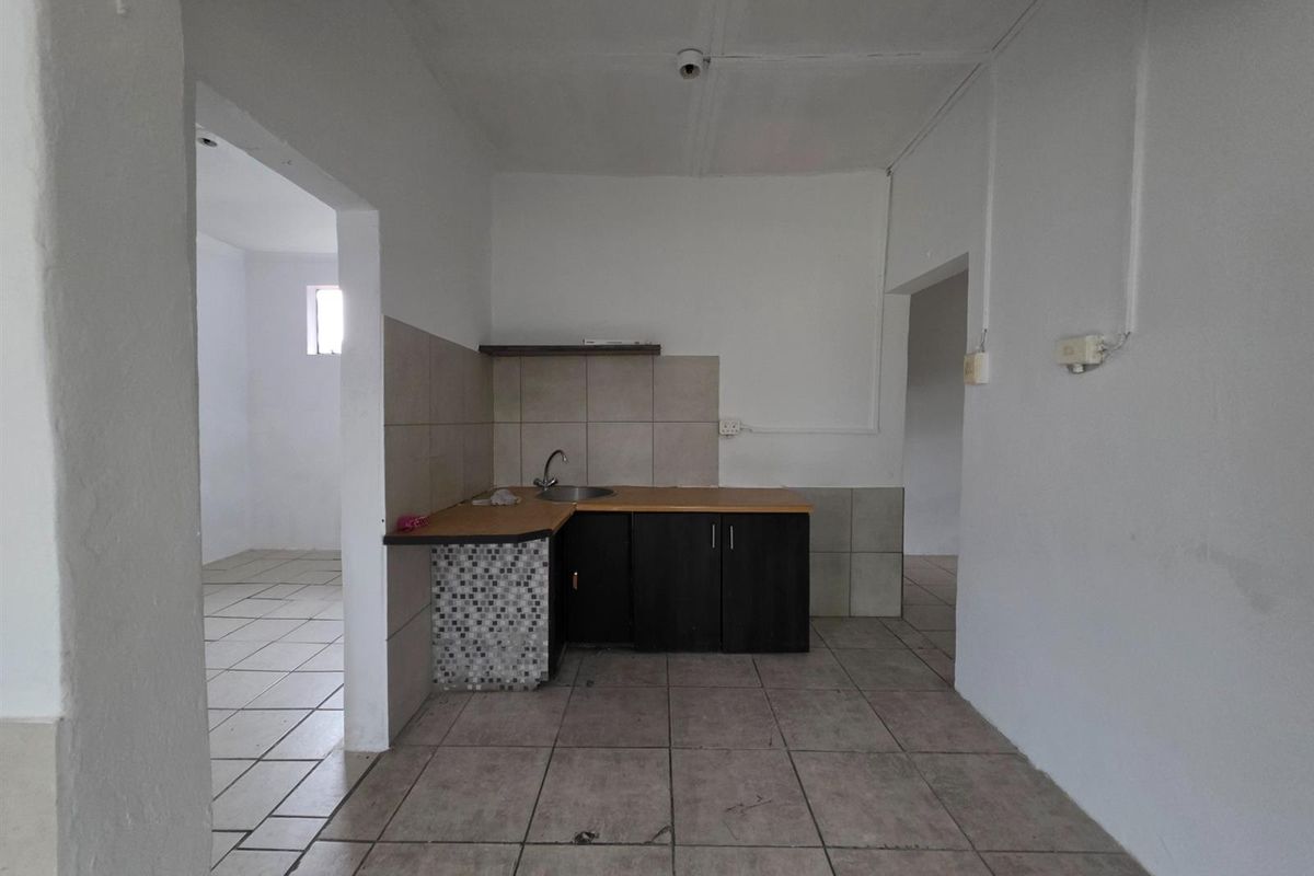 Spacious Family Home with Cottage in Uitsig, - Photo 3