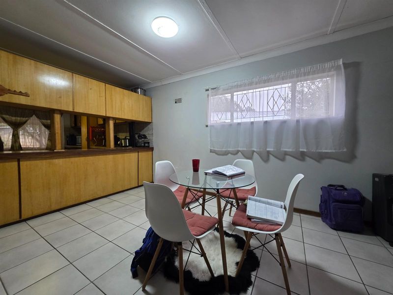 Spacious Family Home with Cottage in Uitsig, - Photo 2