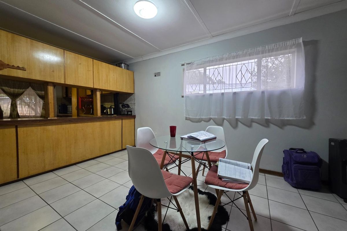 Spacious Family Home with Cottage in Uitsig, - Photo 2
