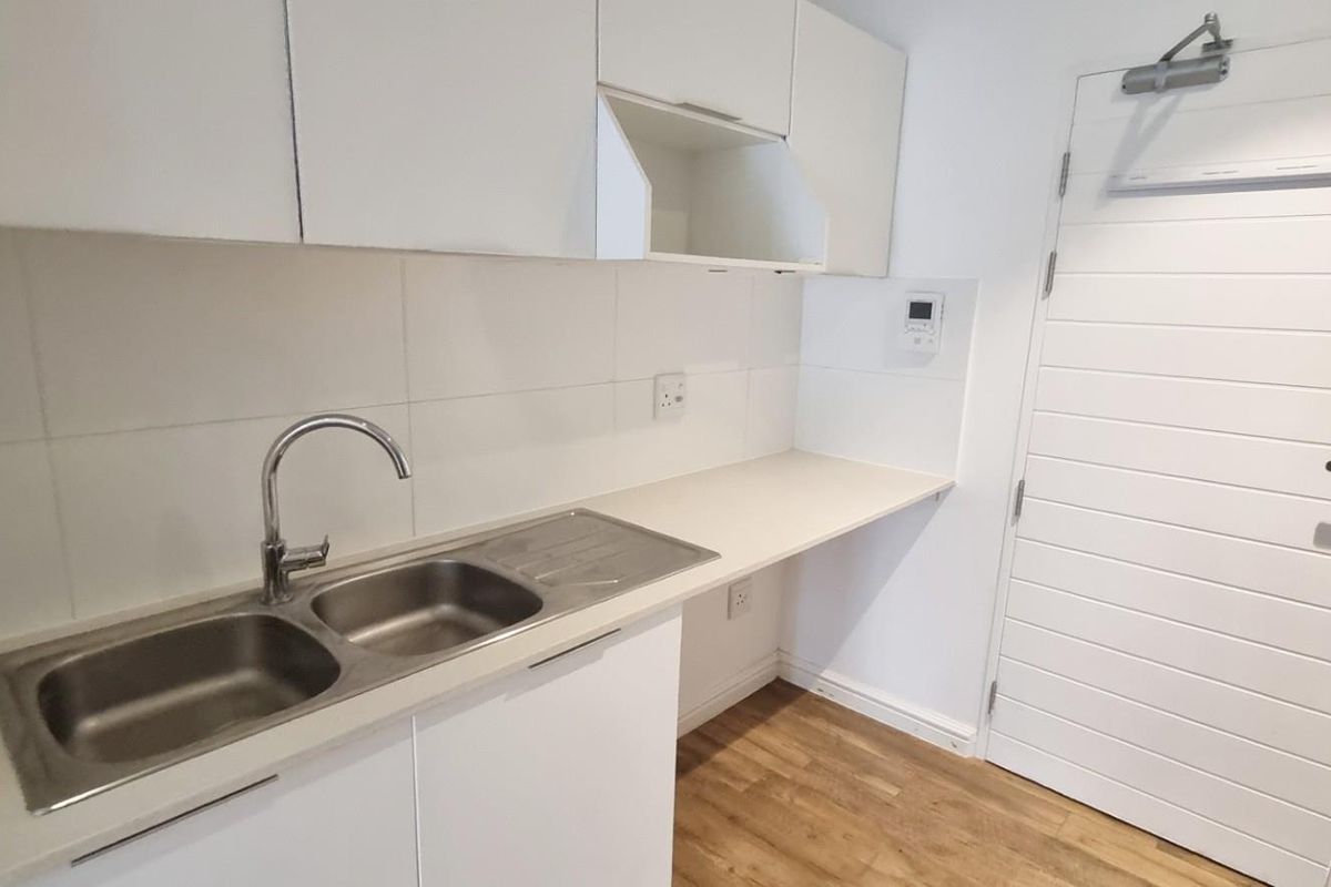 Modern 2 bed 2 bath apartment available - Newlands Terrace, Newlands - Photo 5