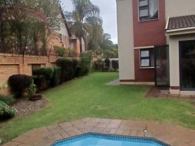 3 Bedroom House For Sale in Equestria, Pretoria - Photo 3